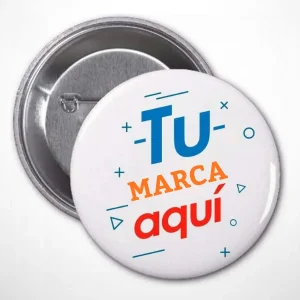 Primer plano de un botón publicitario redondo con el texto "Tu Marca aquí" en azul y naranja sobre fondo blanco, con elementos gráficos decorativos.