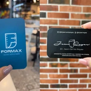 Dos tarjetas de presentación con diseños modernos: una azul para FORMAX (calidad justo a tiempo) y otra negra para el Dr. Jean Carlos Reyes (odontología estética).