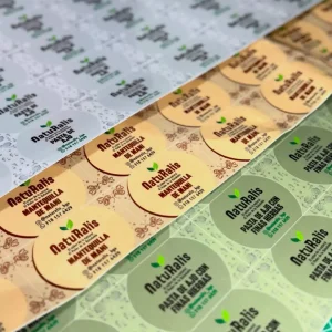 Impresión de alta calidad de stickers para la marca NatuRalis, en diferentes formas y colores.