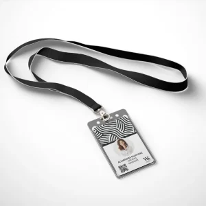 Carnet de identificación con lanyard negro y diseño moderno para Alejandra Martínez, Chief Manager, con foto, logo y código QR.