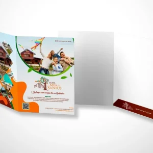 Carpeta corporativa personalizada para el Hotel Mesa de Santos, con fotografías, logo, servicios y un código QR.
