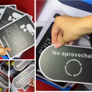 Variedad de señalizaciones impresas en material rígido, incluyendo letreros para una empresa médica y avisos para clasificación de residuos con el texto "No aprovechables".