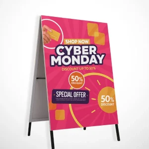 Rompetráfico publicitario de Cyber Monday con descuentos de hasta el 50%, colocado sobre una estructura tipo caballete.