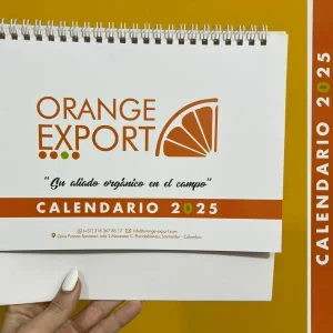 Calendario de escritorio personalizado para el 2025 con el logo de "ORANGE EXPORT" y su información de contacto.