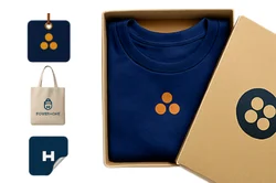 Caja con camiseta azul personalizada y productos de marca impresa, representando los servicios de impresión y empaques de Mastprint en Bucaramanga.
